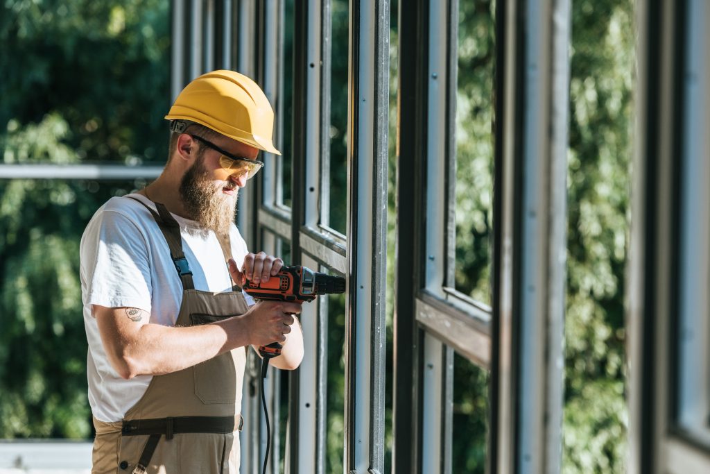side-view-of-builder-in-hardhat-and-protective-goo-2021-08-29-22-36-19-utc-1024×683-1